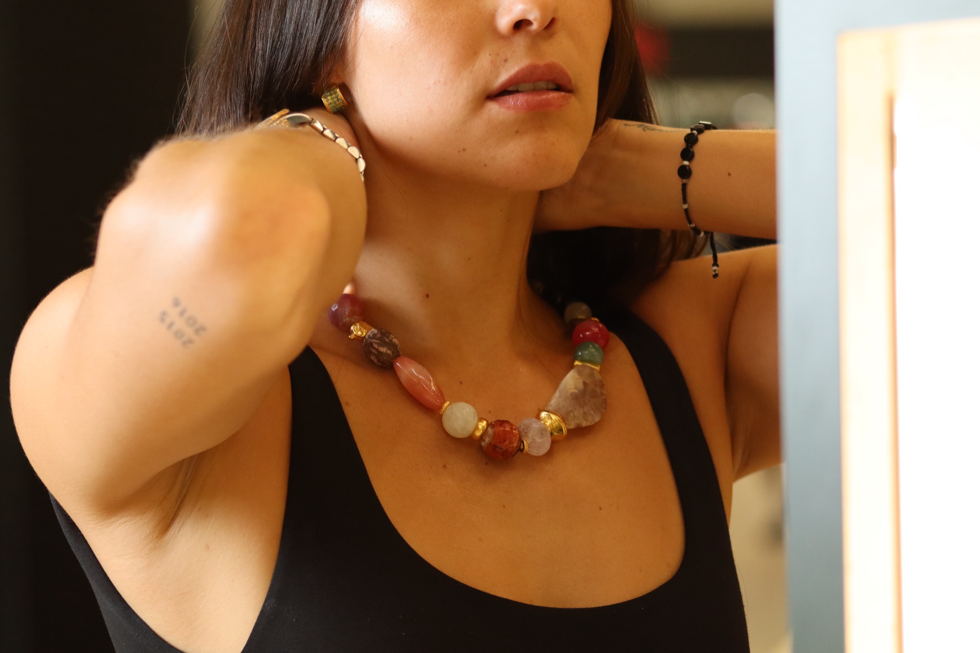 Artisan working by hand at the Aluna workshop