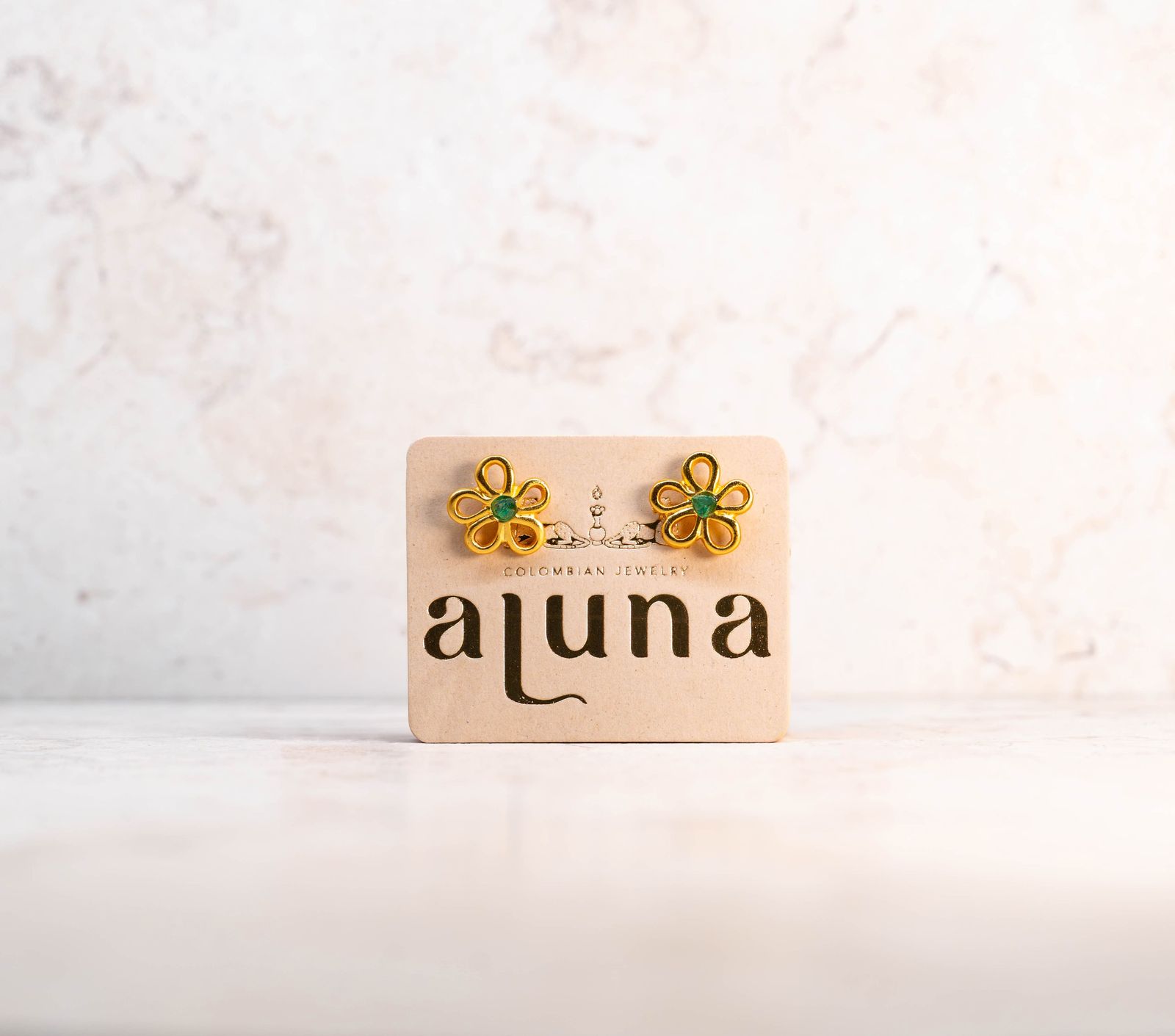 Solar Flower Raw Emerald Earrings — detalle