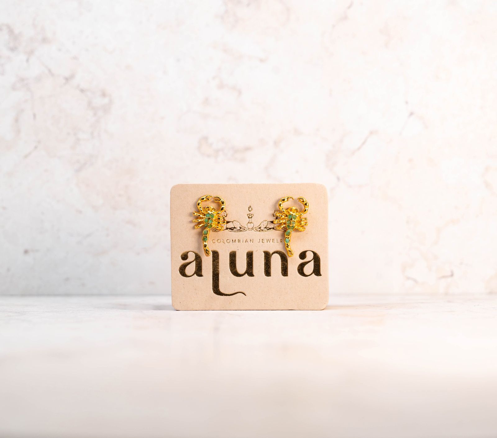 Aluna Raw Emerald Scorpion Earrings — detalle