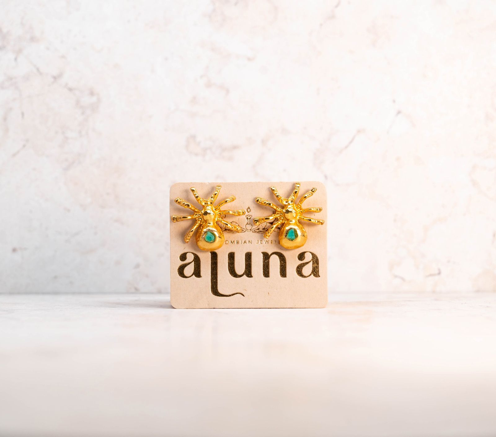 Aretes Esmeralda Cruda Araña — detalle