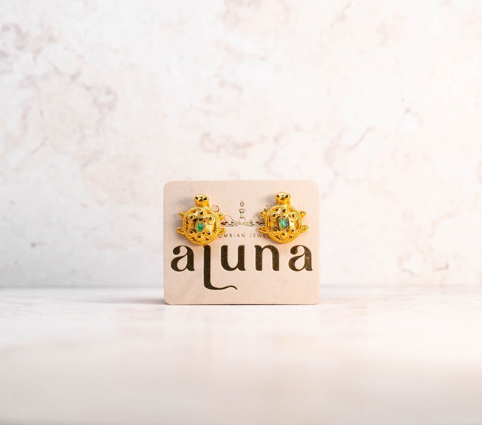 Aluna Raw Emerald Turtle Earrings — detalle