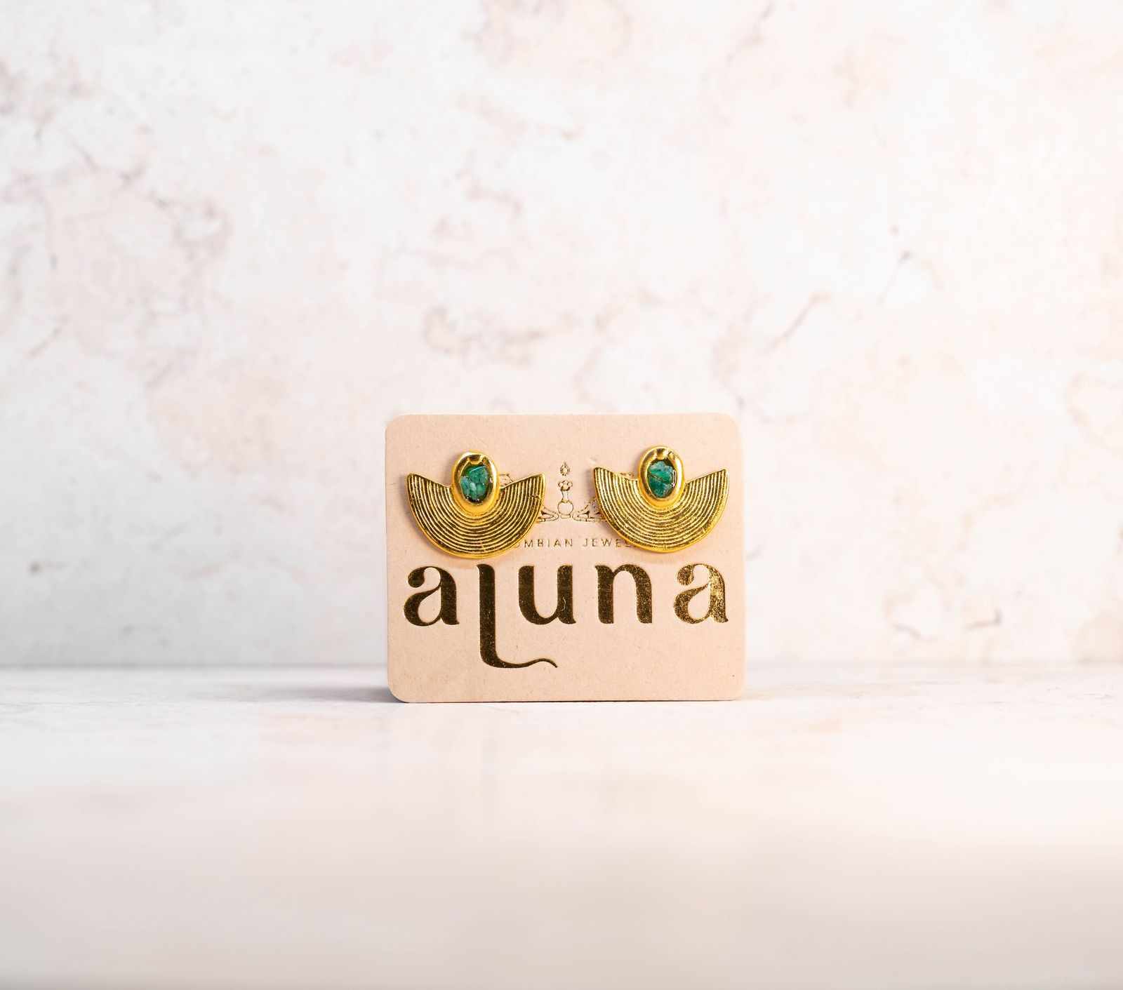 Raw Emerald Fan Shaped Earrings — detalle