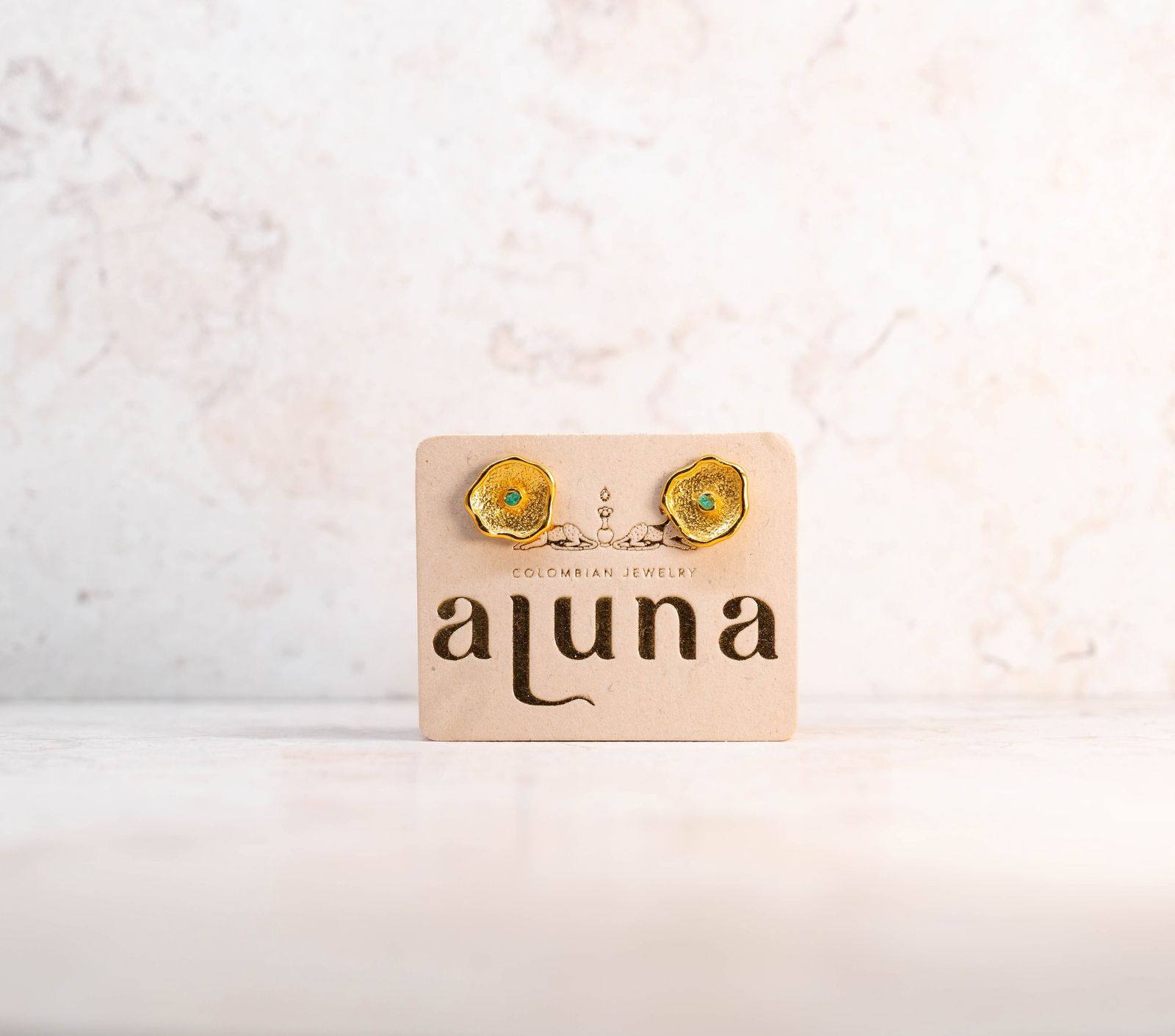 Aretes Esmeralda Cruda Flor — detalle