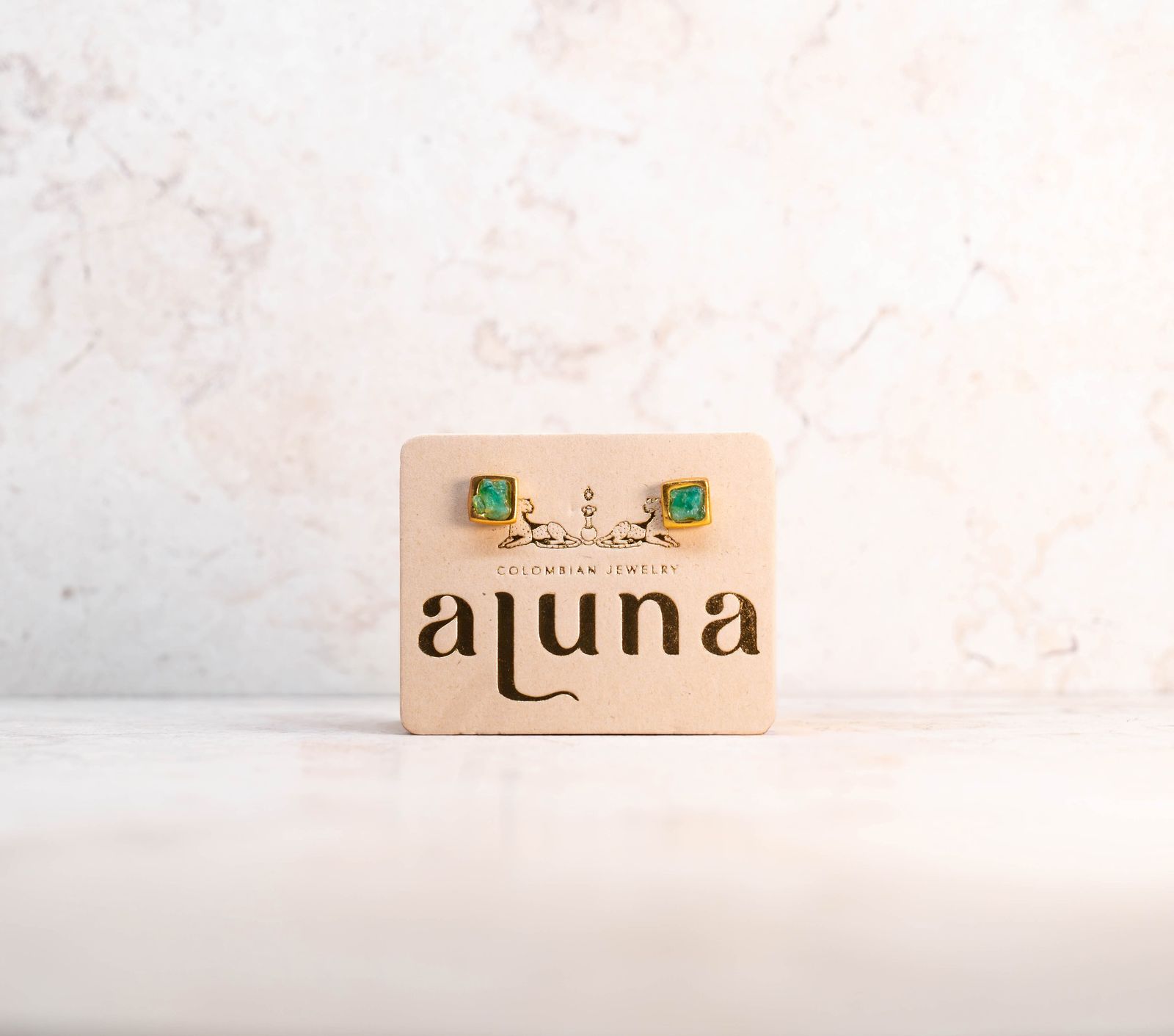Raw Emerald Square Earrings — detalle