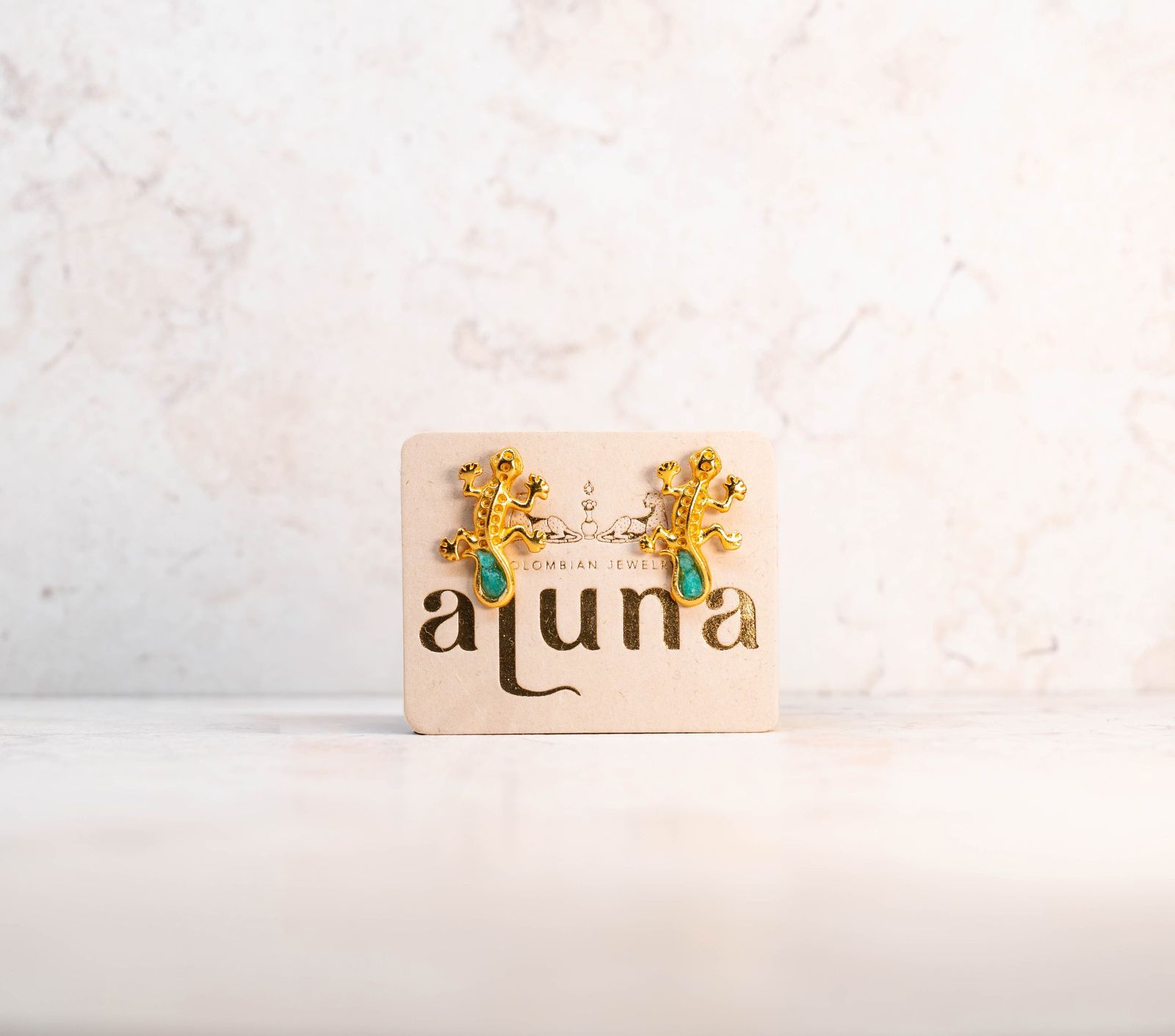 Aluna Raw Emerald Lizard Earrings — detalle