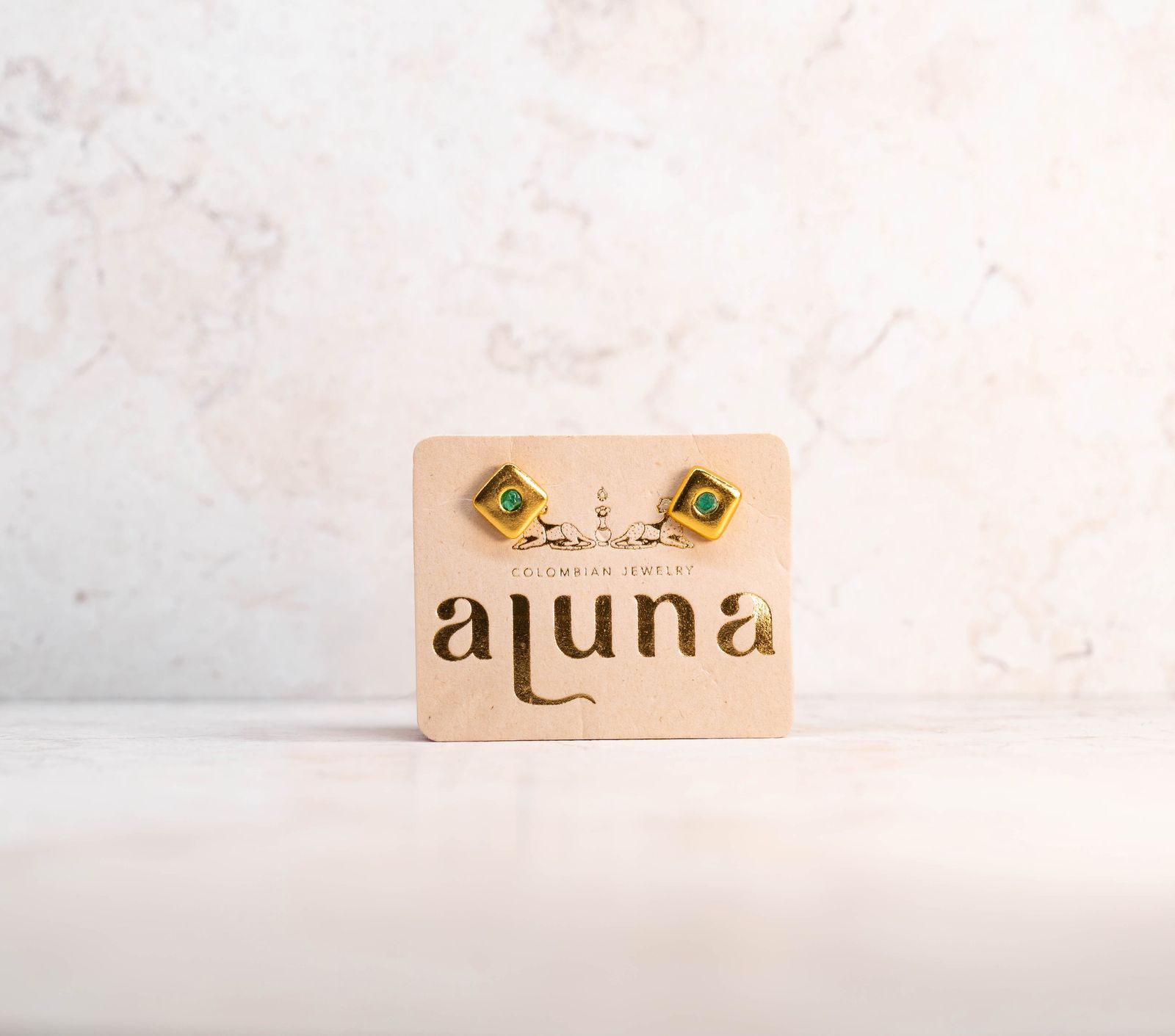 Raw Emerald Square Earrings — detalle