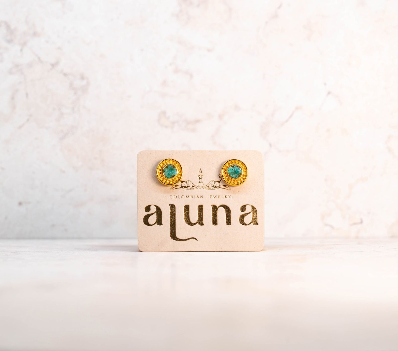 Raw Emerald Coin Earrings — detalle