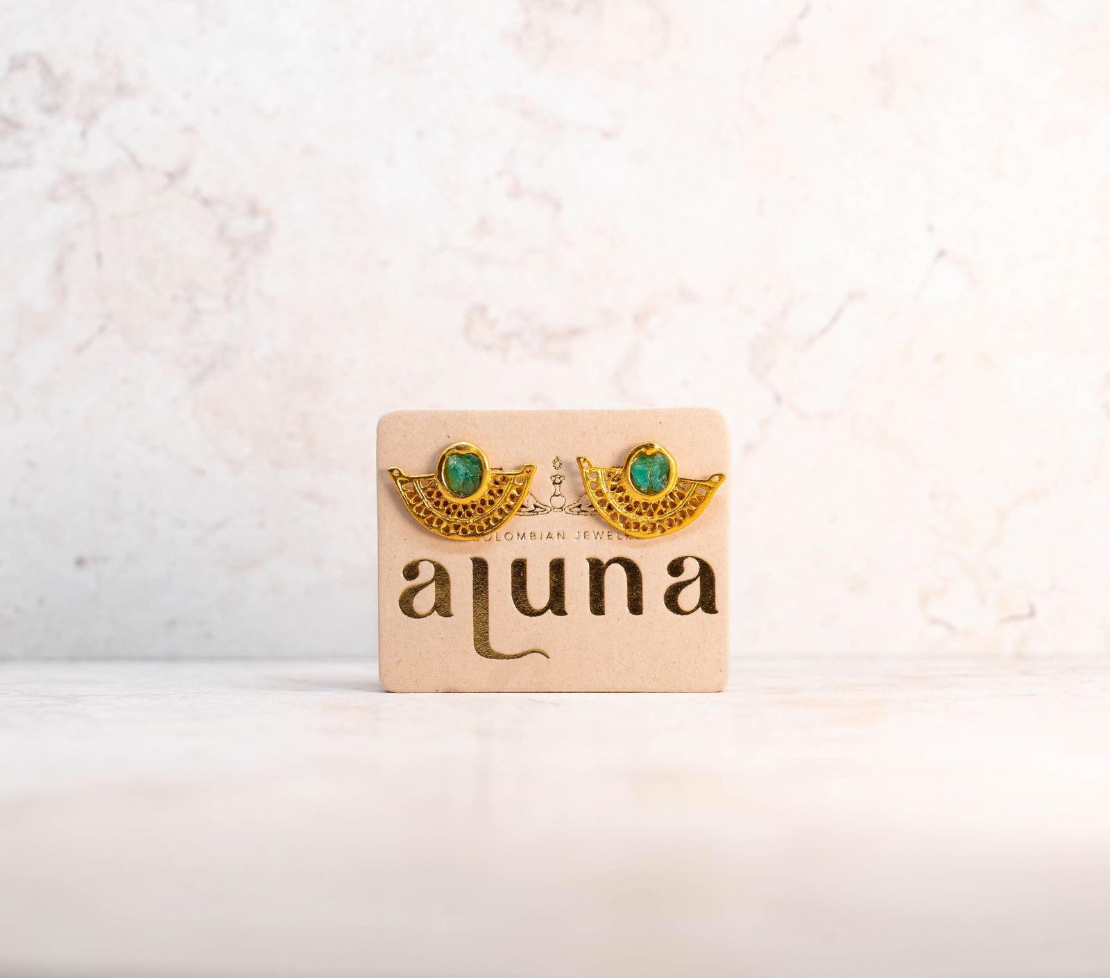 Raw Emerald Nariguera Earrings — detalle